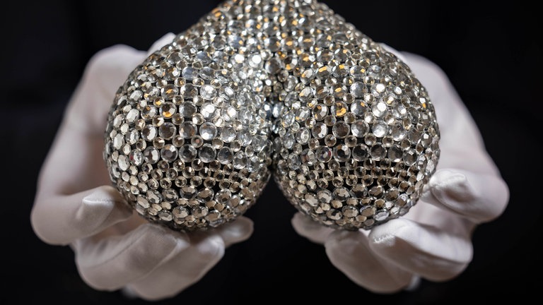 08. April: "The Real Crown Jewels" (übersetzt: Die echten Kronjuwelen) sind handgefertigt vom Künstler Quentin Devine. Das Kunstwerk besteht aus mehr als 500 diamantgeschliffenen Kristallen und wurde anlässlich des Monats der Hodenkrebsvorsorge in London enthüllt. Damit soll das Bewusstsein für die Hodengesundheit geschärft werden.