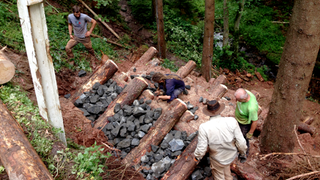 Hangverbauung durch das Bergwaldprojekt e.V., um das Abrutschen eines Hangs zu verhindern. Das soll auch dieses Jahr in Meckenbach passieren.