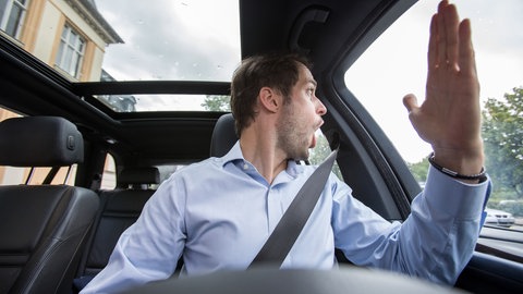 Ein Autofahrer flucht und beschimpft einen anderen Verkehrsteilnehmer | Ein Polizeisprecher gibt Verhaltenstipps bei Agression im Straßenverkehr