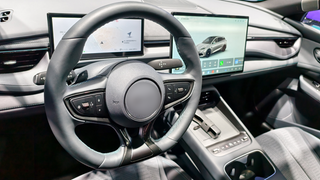 Ablenkung durch Handys und moderne Autocockpits | Amarturenbereich mit Displays in einem chinesischen Fahrzeug.