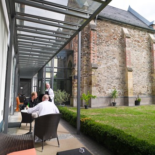 Dieses Kloster-Café in der Koblenzer Altstadt ist ein beliebter Treffpunkt