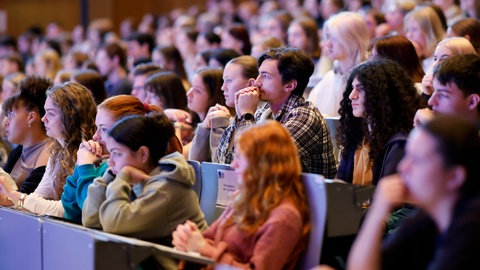 Studenten im großen Hörsaal am Tag der Erstsemesterbegrüßung zum Wintersemester 20232024 an der Uni Köln.
