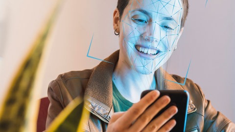 Leicht geöffnete Lippen sind eines der Merkmale eines authentischen Lächelns.