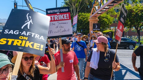 In den USA gab es monatelang Streiks von Drehbuchautoren und -autorinnen, die befürchteten, durch künstliche Intelligenz ihren Job zu verlieren.
