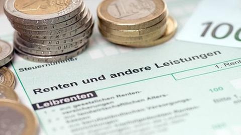 Auf einem Steuerformular liegen Euroscheine