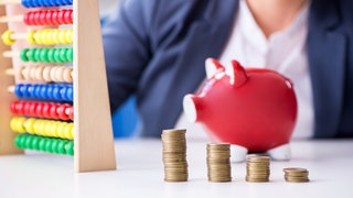 Geld vor Sparschwein - Erwerbsminderungsrente