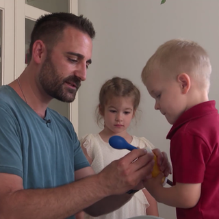 Athanasios Spanos pumpt Luftballon auf