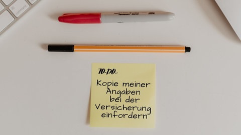 Haftnotiz mit der Aufschrift "To-Do: Kopie meiner Angaben bei der Versicherung anfordern"