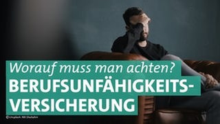 Mann sitzt niedergeschlagen mit Hand vor dem Gesicht auf einem Ledersofa. Wie stellt man sicher, dass die Berufsunfähigkeitsversicherung im Ernsfall greift?