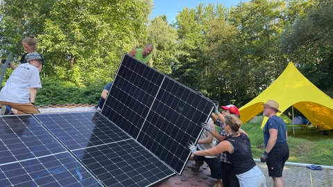 Für den Ausbau der Solarenergie fehlen Fachkräfte. In Freiburg läuft gerade eine Art Crashkurs. Dahinter stecken verschiedene Organisationen und Betriebe, die sich für die Energiewende einsetzen
