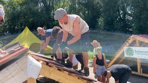 Für den Ausbau der Solarenergie fehlen Fachkräfte. In Freiburg läuft gerade eine Art Crashkurs. Dahinter stecken verschiedene Organisationen und Betriebe, die sich für die Energiewende einsetzen