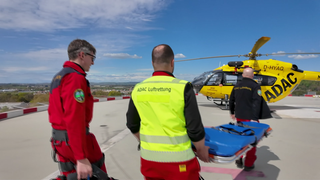 Im Einsatz mit dem Rettungshubschrauber arbeiten Pilot, Notfallsanitäter und Notarzt zusammen.