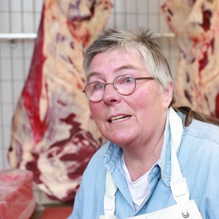 Sabine Nußbaum packt auch beim Steakschneiden selbst mit an.