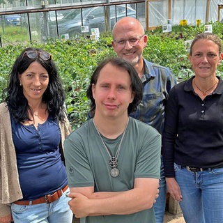 Dorothea Klaes, Marcel Tittel, Gerd Staus und Alexandra Faber im Gewächshaus der Arbeitsloseninitiative Bitburg.