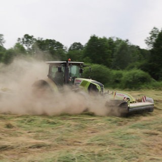Staubige Angelegenheit: So werden Heuballen gepresst