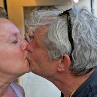 Klaus Polkowski und Christine Hohlbaum küssen sich auf dem Mainzer Künstlermarkt