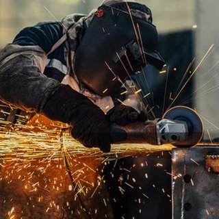 Um eine Flex fliegen Funken.