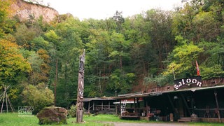 Eine Westernkulisse in einem Steinbruch von Bäumen umgeben