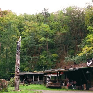 Eine Westernkulisse in einem Steinbruch von Bäumen umgeben