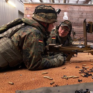 Soldaten bei der Spezial-Grundausbildung zum Jäger-Soldaten im Jägerbataillon Zwei-92 in Donaueschingen machen Schießübungen