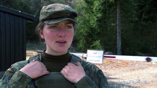 Soldatin in Uniform