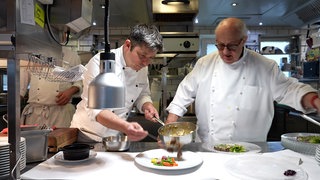 Sternekoch Vincent Klink in der Küche seines Restaurants Wielandshöhe in Stuttgart