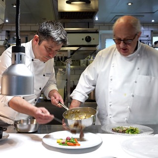 Sternekoch Vincent Klink in der Küche seines Restaurants Wielandshöhe in Stuttgart
