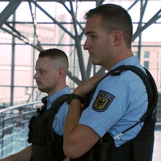 Zwei Polizisten am Flughafen Stuttgart