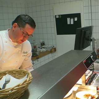 Louisa und Roman Blaser haben den Gasthof Hirsch in Hügelsheim übernommen, Sie stehen beide in der Küche und arbeiten.