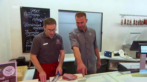 Zwei Männer hinter einer Metzgertheke