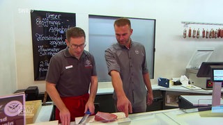 Zwei Männer hinter einer Metzgertheke