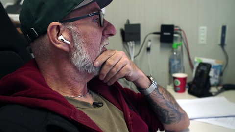 Gottlob Kübler bei der Büroparbeit