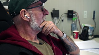 Gottlob Kübler bei der Büroparbeit