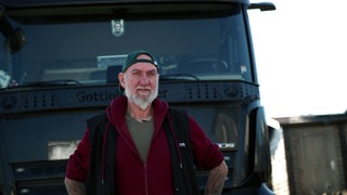 Gottlob Kübler ist Spediteut und LKW-Fahrer. Er steht vor seinem Lastwagen.