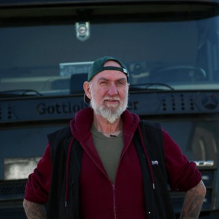 Gottlob Kübler ist Spediteut und LKW-Fahrer. Er steht vor seinem Lastwagen.