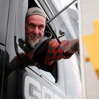 Brummi-Fahrer Gottlob schaut aus einem LKW