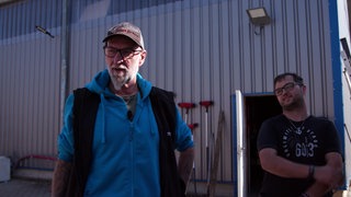 LKW-Fahrer und Spediteur Gottlob Kübler steht im Hof seiner Firma.