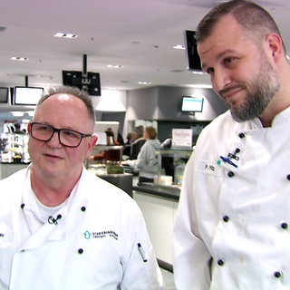 Mensaleiter Rudi Gaiser und sein Nachfolger Philipp Fritz stehen im Kassenbereich der Mensa in Tübingen.