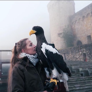 Falknerin Nathalie Denolf mit einem Falke auf der Hand