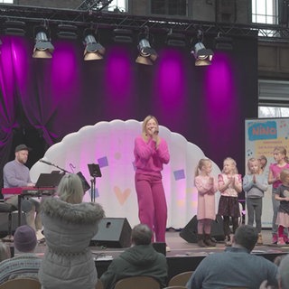 Die Kinderliedsängerin Janina Vöhringer singt auf einer Bühne