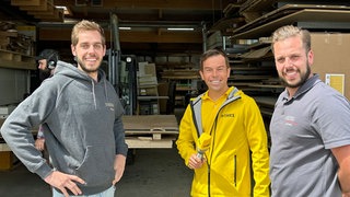 Niklas (l.) und Janik Nelles mit SWR1 Moderator Veit Berthold | SWR1 Ahrtalwoche