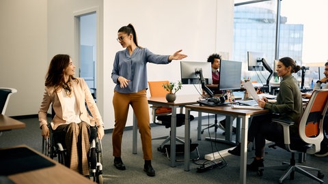 Frau im Rollstuhl im Büro