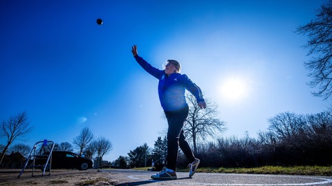 Rentnerin ist aktiv im Ruhestand und macht Kugelstoßen als Sport.