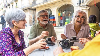 Im Ruhestand aktiv und glücklich: Die Rente mit Freunden, Hobbys und Ehrenamt genießen