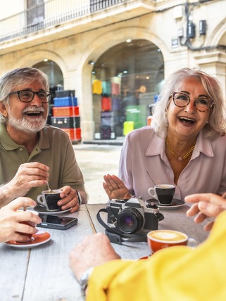 Im Ruhestand aktiv und glücklich: Die Rente mit Freunden, Hobbys und Ehrenamt genießen