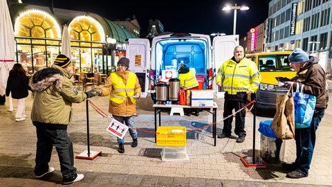 Ehrenamt für Senioren bei der Caritas. Sie helfen bei dem Kältebus.