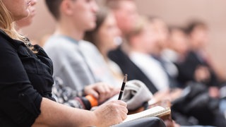 Weiterbildung ist wichtig. Interview mit Arbeitsmarktforscherin Dr. Ute Leber