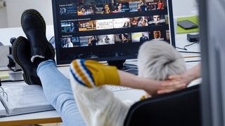 Entspannt vor dem Rechner im Job mit vorgetäuschter Produktivität | Organisationsberater: Grund für Fake Work auch Wandel der Arbeitswelt