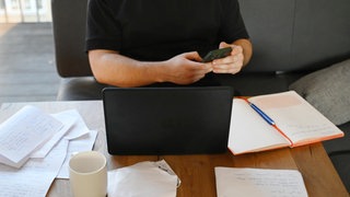 Mann am Schreibtisch daheim | Wieso ein Unternehmen 100 Mitarbeiter und rund 25 Arbeitszeitmodelle hat