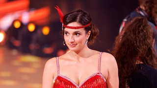 Unternehmerin Sally Özcan 2023 bei der RTL-Tanzshow "Let's Dance". Saliha "Sally" Özcan ist eine deutsch-türkische Influencerin und Unternehmerin. Unter dem Namen "Sallys Welt" betreibt sie den erfolgreichsten YouTube-Kanal Deutschlands zum Thema Kochen und Backen: Viele Menschen bauen zu Influencern eine "parasoziale Beziehung" auf. Ein wichtiger Unterschied zu Beziehungen mit realen Freundinnen und Freunden ist, dass die Interaktion meist nicht wechselseitig ist.